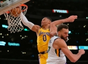 开云体育直播-爵士完胜山西队，詹姆斯惊艳四座