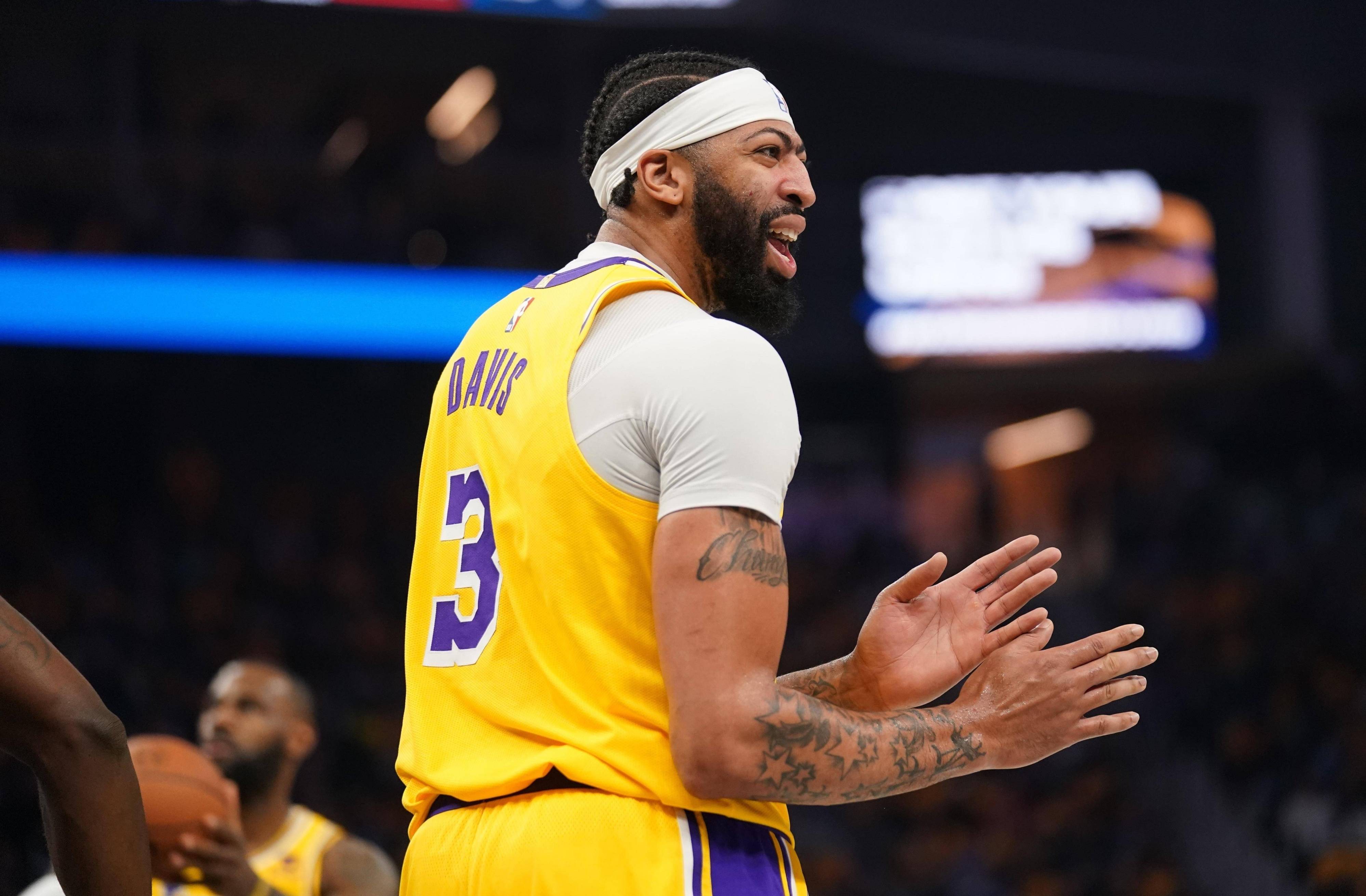 尼克斯逆转湖人，凯尔·库兹马完成帽子戏法的简单介绍