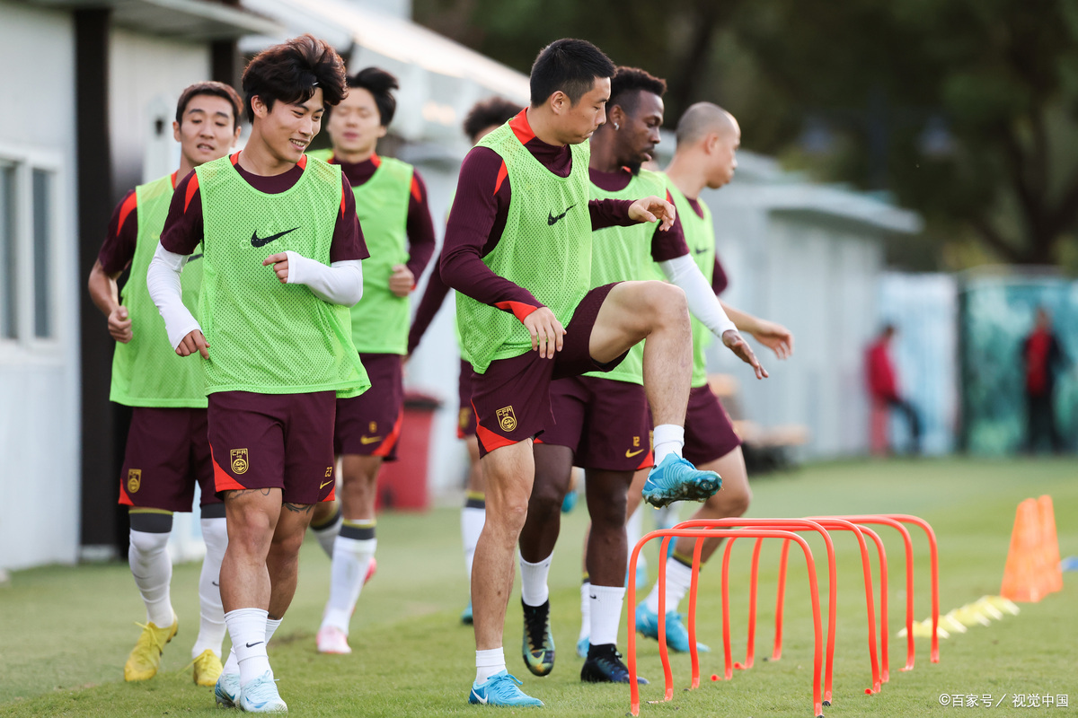 足球运动员技术过硬，比赛展现实力