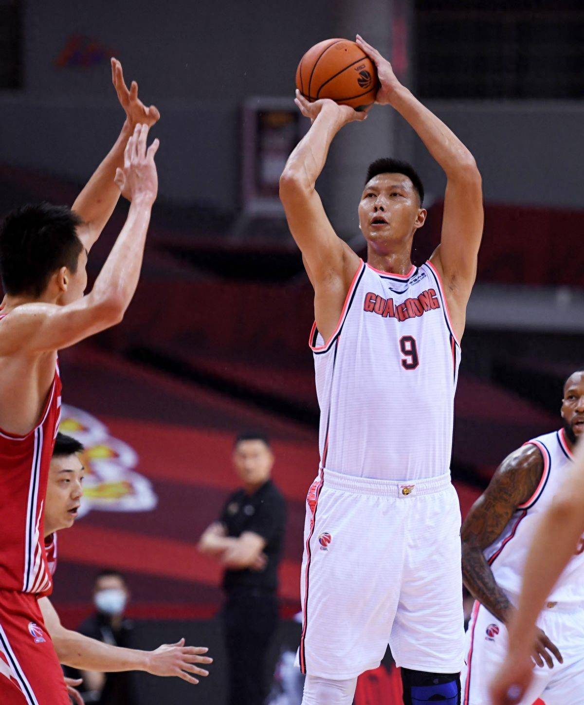 广东队逆转胜利,领先优势扩大 广东队逆转胜利,领先优势扩大