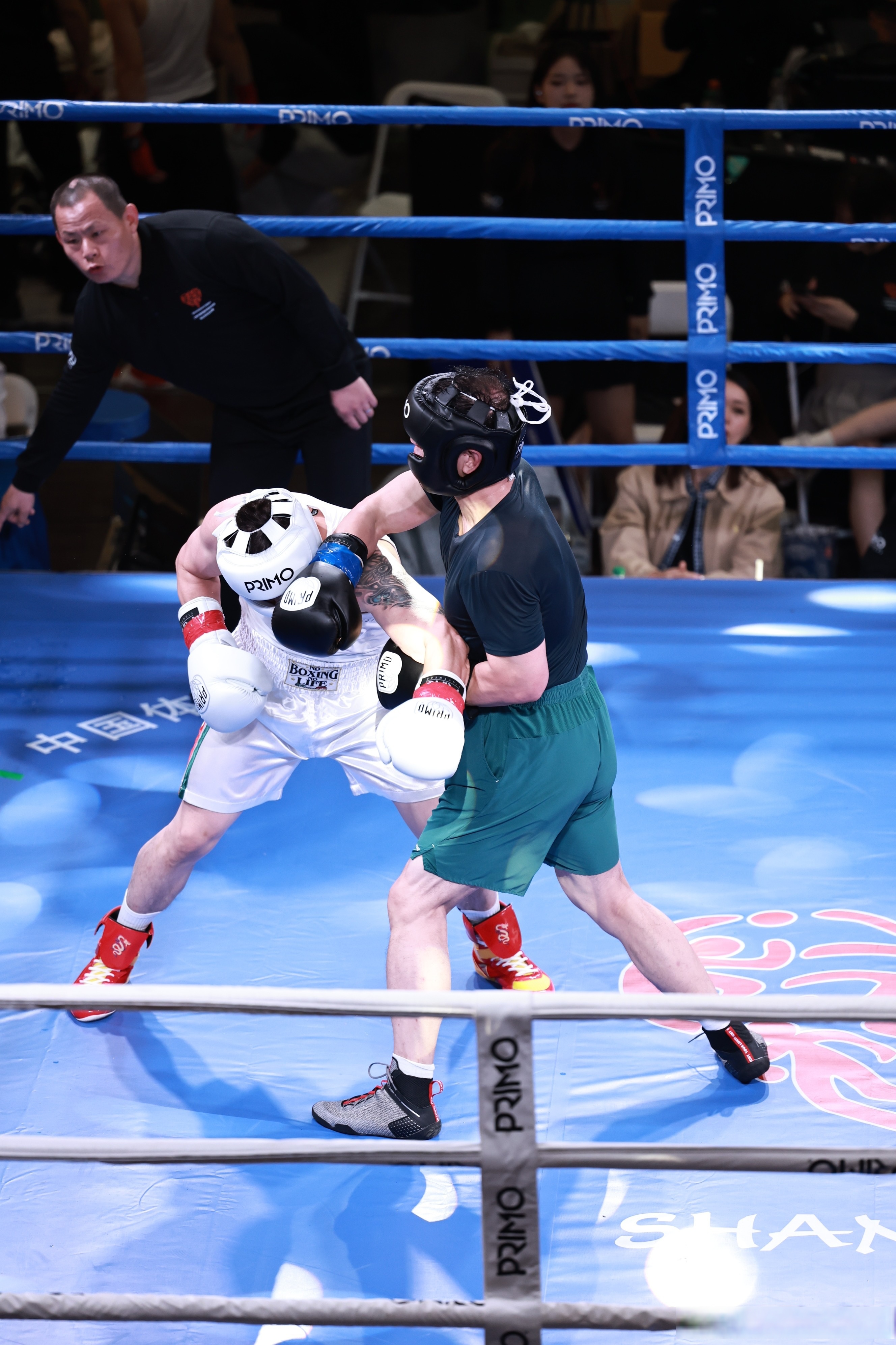 拳击比赛激烈对决，实力尽显