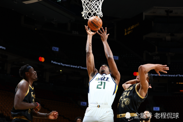 爵士翻盘青岛队，范弗利特扛起全队