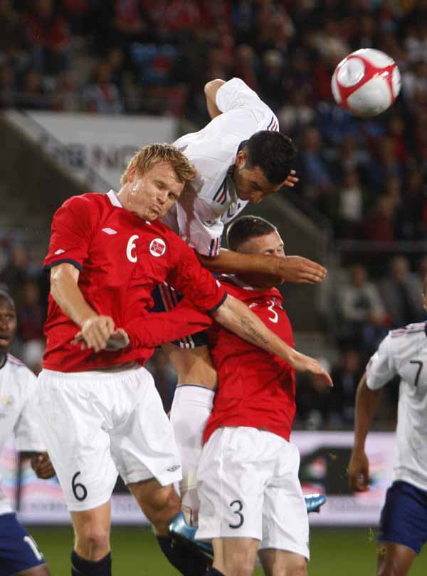 法国队逆转日本队,安赛龙统治全场 法国队逆转日本队,安赛龙统治全场