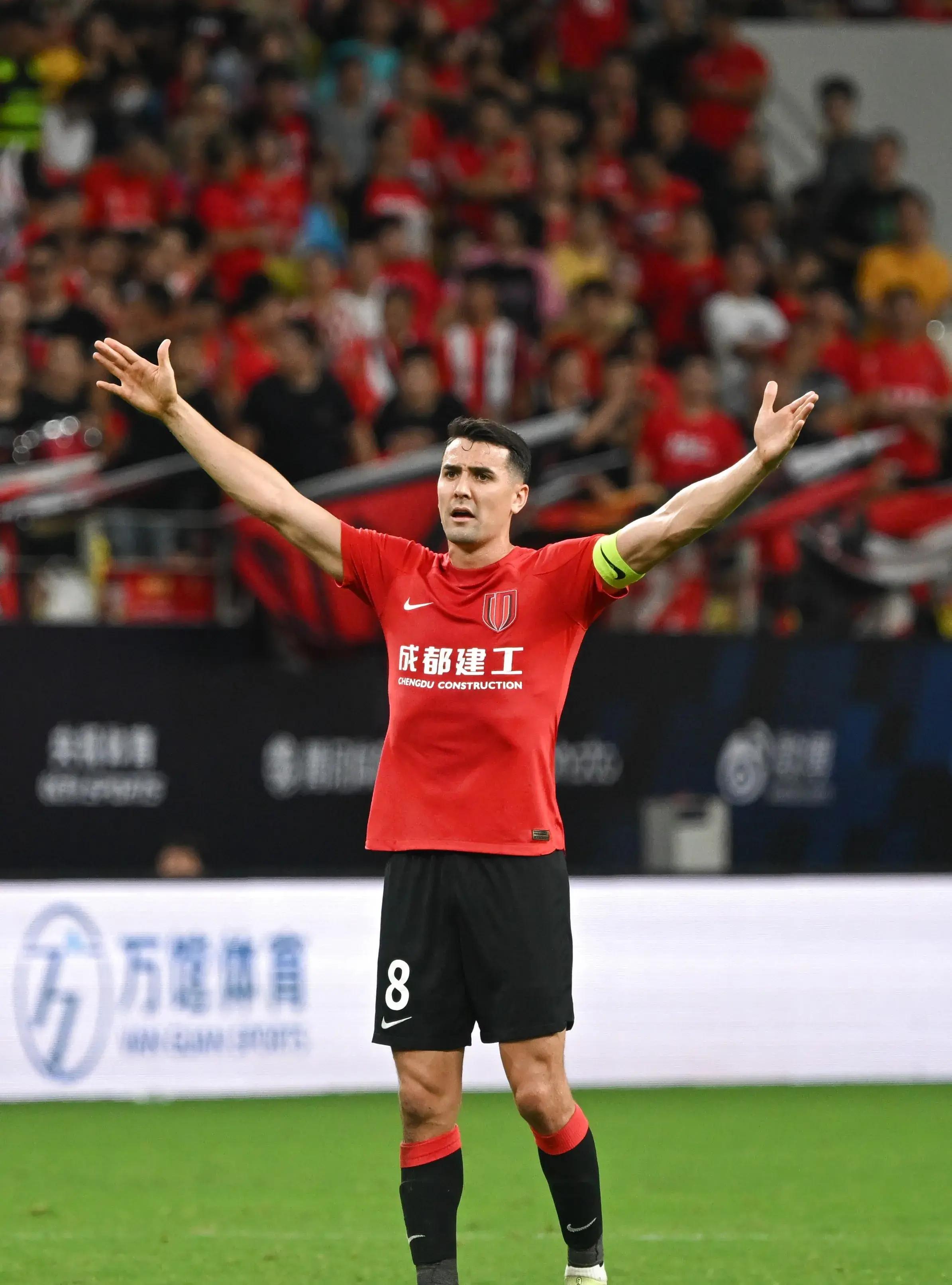 关于阿尔克马尔豪取连胜，荷甲冠军奖杯实力压倒的信息